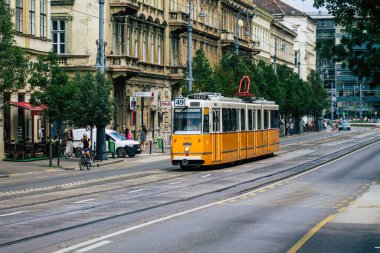 Budapeşte Macaristan 14 Temmuz 2020 Macaristan 'ın başkenti Budapeşte' nin sokaklardan geçen ve toplu taşıma sisteminin bir parçası olan eski bir Macar tramvayının görüntüsü