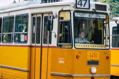 Budapeşte Macaristan 14 Temmuz 2020 Macaristan 'ın başkenti Budapeşte' nin sokaklardan geçen ve toplu taşıma sisteminin bir parçası olan eski bir Macar tramvayının görüntüsü