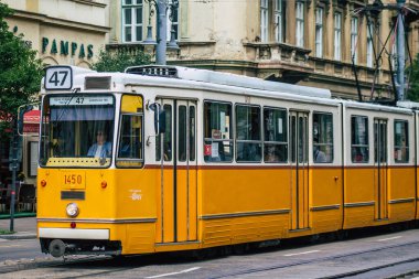 Budapeşte Macaristan 14 Temmuz 2020 Macaristan 'ın başkenti Budapeşte' nin sokaklardan geçen ve toplu taşıma sisteminin bir parçası olan eski bir Macar tramvayının görüntüsü