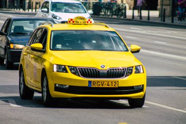 Budapeşte Macaristan 14 Temmuz 2020 Budapeşte 'nin başkenti ve Macaristan' ın en kalabalık şehri olan Budapeşte sokaklarında seyahat eden yolcular için geleneksel sarı bir Macar taksisi