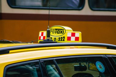 Budapeşte Macaristan 14 Temmuz 2020 Budapeşte 'nin başkenti ve Macaristan' ın en kalabalık şehri olan Budapeşte sokaklarında seyahat eden yolcular için geleneksel sarı bir Macar taksisi