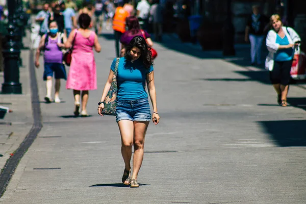 ブダペスト2020年7月14日未確認歩行者がブダペストの歴史的通り ハンガリーの首都 ハンガリーで最も人口の多い都市を歩くのを見る — ストック写真