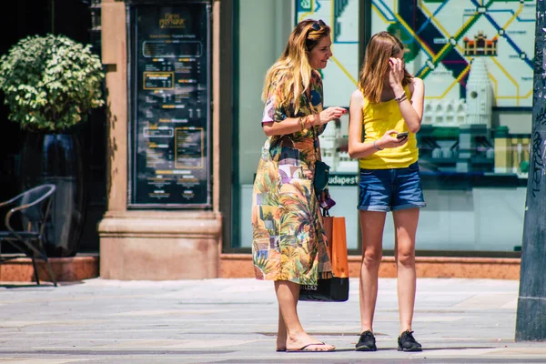 Budapeşte Macaristan 14 Temmuz 2020 Macaristan 'ın başkenti ve Macaristan' ın en kalabalık şehri olan Budapeşte 'nin tarihi sokaklarında yürüyen kimliği belirsiz yayaların görüntüsü