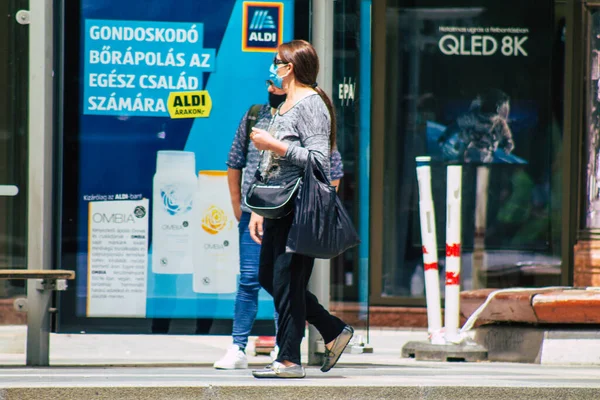 Budapeste Hungria Julho 2020 Vista Pedestres Não Identificados Andando Pelas — Fotografia de Stock