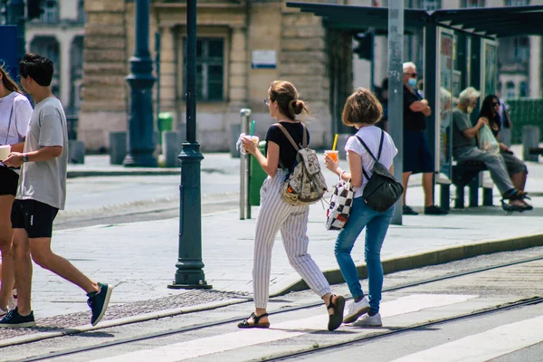 Будапешт Венгрия Июля 2020 Вид Неопознанных Пешеходов Идущих Историческим Улицам — стоковое фото