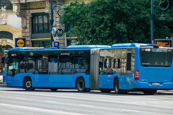 ブダペスト2020年7月14日ハンガリーの首都ブダペストの通りや公共交通機関の一部を通る乗客のための伝統的なハンガリーの公共都市バスの眺め — ストック写真