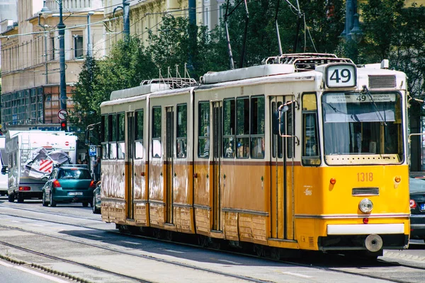 Budapeşte Macaristan 14 Temmuz 2020 Macaristan 'ın başkenti Budapeşte' nin sokaklardan geçen ve toplu taşıma sisteminin bir parçası olan eski bir Macar tramvayının görüntüsü