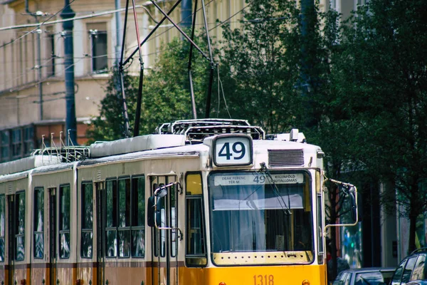 ブダペスト2020年7月14日ハンガリーの首都ブダペストの道路や公共交通機関の一部を通って運転する乗客のための古いハンガリーの電気トラムの眺め — ストック写真