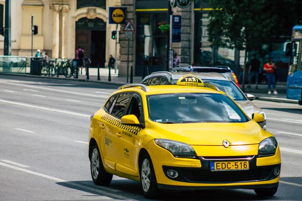 Budapest Hungary July 2020 View Traditional Yellow Hungarian Taxi Passengers — Stock Photo, Image