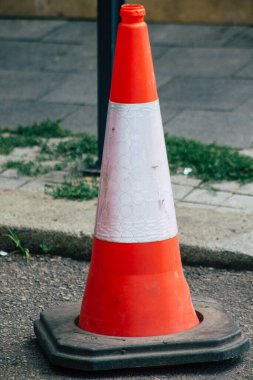 Budapeşte Macaristan 14 Temmuz 2020 Macaristan 'ın başkenti Budapeşte' nin şehir merkezindeki karayolu kullanıcısına bilgi vermek ya da sağlamak için yolların kenarına ya da yukarısına dikilmiş sokak levhası veya yol tabelası manzarası