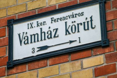 Budapeşte Macaristan 14 Temmuz 2020 Bir cadde ya da yol manzarası bir sokağa verilen bir isim, genellikle onları Budapeşte sokaklarında daha fazla tanımlamak için adresin bir kısmını oluşturur