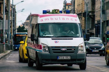 Budapeşte Macaristan 14 Temmuz 2020 'de Macaristan' ın başkenti ve Macaristan 'ın en kalabalık şehri olan Budapeşte sokaklarında geleneksel bir Macar ambulansı görüldü.