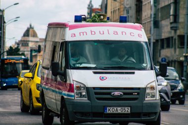 Budapeşte Macaristan 14 Temmuz 2020 'de Macaristan' ın başkenti ve Macaristan 'ın en kalabalık şehri olan Budapeşte sokaklarında geleneksel bir Macar ambulansı görüldü.