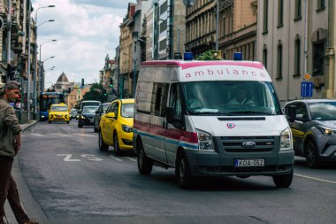 Budapeşte Macaristan 14 Temmuz 2020 'de Macaristan' ın başkenti ve Macaristan 'ın en kalabalık şehri olan Budapeşte sokaklarında geleneksel bir Macar ambulansı görüldü.
