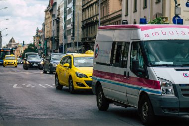 Budapeşte Macaristan 14 Temmuz 2020 'de Macaristan' ın başkenti ve Macaristan 'ın en kalabalık şehri olan Budapeşte sokaklarında geleneksel bir Macar ambulansı görüldü.