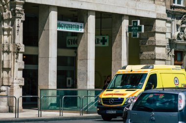Budapeşte Macaristan 14 Temmuz 2020 'de Macaristan' ın başkenti ve Macaristan 'ın en kalabalık şehri olan Budapeşte sokaklarında geleneksel bir Macar ambulansı görüldü.