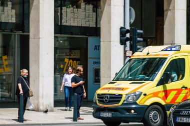 Budapeşte Macaristan 14 Temmuz 2020 'de Macaristan' ın başkenti ve Macaristan 'ın en kalabalık şehri olan Budapeşte sokaklarında geleneksel bir Macar ambulansı görüldü.