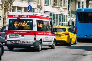 Budapeşte Macaristan 14 Temmuz 2020 'de Macaristan' ın başkenti ve Macaristan 'ın en kalabalık şehri olan Budapeşte sokaklarında geleneksel bir Macar ambulansı görüldü.