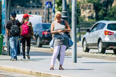 Budapeşte Macaristan 14 Temmuz 2020 Macaristan 'ın başkenti Budapeşte' nin toplu taşıma sisteminin bir parçası olan elektrikli tramvaya binen kimliği belirsiz insanların görüntüsü