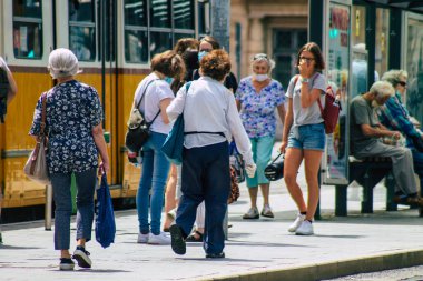 Budapeşte Macaristan 14 Temmuz 2020 Macaristan 'ın başkenti Budapeşte' nin toplu taşıma sisteminin bir parçası olan elektrikli tramvaya binen kimliği belirsiz insanların görüntüsü