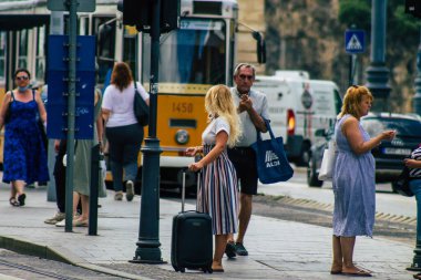 Budapeşte Macaristan 14 Temmuz 2020 Macaristan 'ın başkenti Budapeşte' nin toplu taşıma sisteminin bir parçası olan elektrikli tramvaya binen kimliği belirsiz insanların görüntüsü