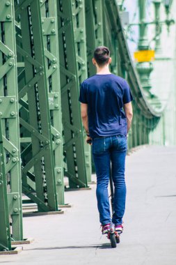 Budapeşte Macaristan 14 Temmuz 2020 'de Budapeşte' nin başkenti ve Macaristan 'ın en kalabalık şehri olan Budapeşte sokaklarında elektrikli scooterlarla dolaşan kimliği belirsiz insanların görüntüsü