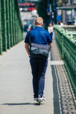Budapeşte Macaristan 14 Temmuz 2020 'de Budapeşte' nin başkenti ve Macaristan 'ın en kalabalık şehri olan Budapeşte sokaklarında elektrikli scooterlarla dolaşan kimliği belirsiz insanların görüntüsü