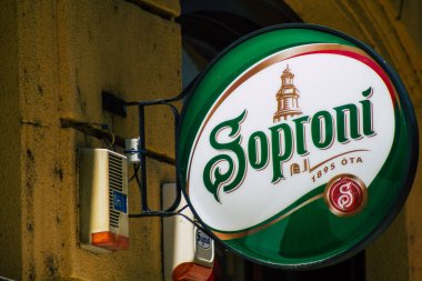 Budapeşte Macaristan 14 Temmuz 2020 Macaristan 'ın başkenti Budapeşte' de bulunan bir mağazanın ön cephesindeki ticari tabelayı görebilirsiniz.