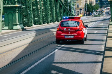 Budapeşte Macaristan 14 Temmuz 2020 Budapeşte 'nin başkenti ve Macaristan' ın en kalabalık şehri olan Budapeşte sokaklarında ilerleyen geleneksel bir Macar itfaiye aracının görüntüsü