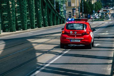 Budapeşte Macaristan 14 Temmuz 2020 Budapeşte 'nin başkenti ve Macaristan' ın en kalabalık şehri olan Budapeşte sokaklarında ilerleyen geleneksel bir Macar itfaiye aracının görüntüsü