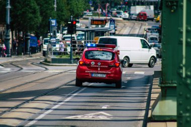 Budapeşte Macaristan 14 Temmuz 2020 Budapeşte 'nin başkenti ve Macaristan' ın en kalabalık şehri olan Budapeşte sokaklarında ilerleyen geleneksel bir Macar itfaiye aracının görüntüsü