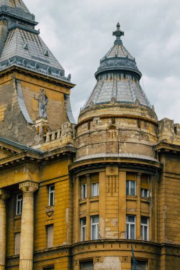 Budapeşte Macaristan 15 Temmuz 2020 Macaristan 'ın başkenti ve Macaristan' ın en kalabalık şehri olan Budapeşte 'nin şehir merkezindeki tarihi yapı manzarası