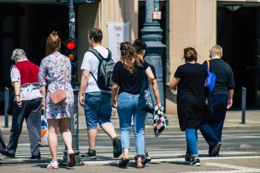 Budapeşte Macaristan 15 Temmuz 2020 Macaristan 'ın başkenti Budapeşte' nin tarihi sokaklarında yürüyen kimliği belirsiz yaya manzarası