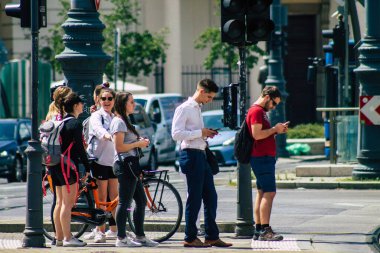 Budapeşte Macaristan 15 Temmuz 2020 Macaristan 'ın başkenti Budapeşte' nin tarihi sokaklarında yürüyen kimliği belirsiz yaya manzarası