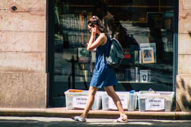 Budapeşte Macaristan 15 Temmuz 2020 Macaristan 'ın başkenti Budapeşte' nin tarihi sokaklarında yürüyen kimliği belirsiz yaya manzarası