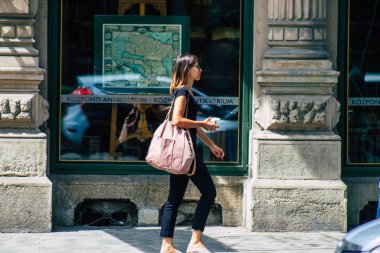 Budapeşte Macaristan 15 Temmuz 2020 Macaristan 'ın başkenti Budapeşte' nin tarihi sokaklarında yürüyen kimliği belirsiz yaya manzarası