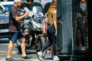 Budapeşte Macaristan 15 Temmuz 2020 Macaristan 'ın başkenti Budapeşte' nin tarihi sokaklarında yürüyen kimliği belirsiz yaya manzarası