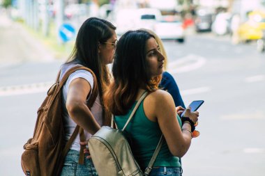 Budapeşte Macaristan 15 Temmuz 2020 Macaristan 'ın başkenti Budapeşte' nin tarihi sokaklarında yürüyen kimliği belirsiz yaya manzarası