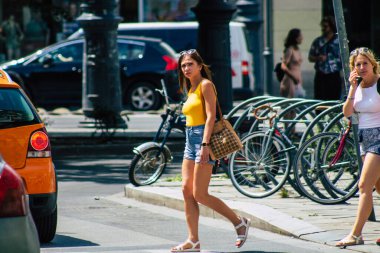 Budapeşte Macaristan 15 Temmuz 2020 Macaristan 'ın başkenti Budapeşte' nin tarihi sokaklarında yürüyen kimliği belirsiz yaya manzarası