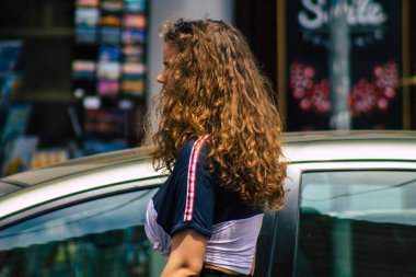 Budapeşte Macaristan 15 Temmuz 2020 Macaristan 'ın başkenti Budapeşte' nin tarihi sokaklarında yürüyen kimliği belirsiz yaya manzarası