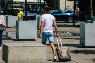 Budapeşte Macaristan 15 Temmuz 2020 Macaristan 'ın başkenti Budapeşte' nin tarihi sokaklarında yürüyen kimliği belirsiz yaya manzarası