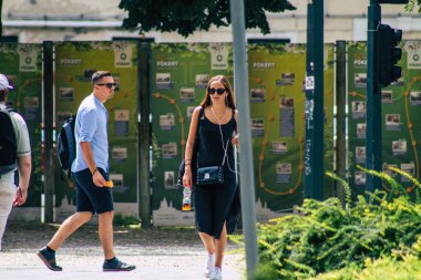 Budapeşte Macaristan 15 Temmuz 2020 Macaristan 'ın başkenti Budapeşte' nin tarihi sokaklarında yürüyen kimliği belirsiz yaya manzarası