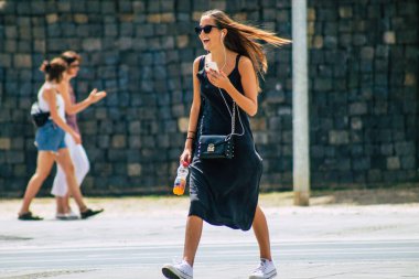 Budapeşte Macaristan 15 Temmuz 2020 Macaristan 'ın başkenti Budapeşte' nin tarihi sokaklarında yürüyen kimliği belirsiz yaya manzarası