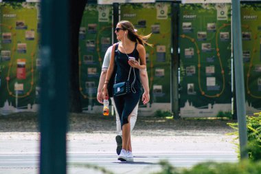 Budapeşte Macaristan 15 Temmuz 2020 Macaristan 'ın başkenti Budapeşte' nin tarihi sokaklarında yürüyen kimliği belirsiz yaya manzarası