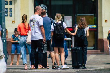 Budapeşte Macaristan 15 Temmuz 2020 Macaristan 'ın başkenti Budapeşte' nin tarihi sokaklarında yürüyen kimliği belirsiz yaya manzarası