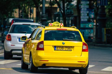 Budapeşte Macaristan 15 Temmuz 2020 Budapeşte 'nin başkenti ve Macaristan' ın en kalabalık şehri olan Budapeşte sokaklarında seyahat eden yolcular için geleneksel sarı bir Macar taksisine bakınız.