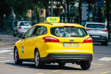 Budapeşte Macaristan 15 Temmuz 2020 Budapeşte 'nin başkenti ve Macaristan' ın en kalabalık şehri olan Budapeşte sokaklarında seyahat eden yolcular için geleneksel sarı bir Macar taksisine bakınız.