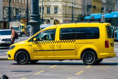 Budapeşte Macaristan 15 Temmuz 2020 Budapeşte 'nin başkenti ve Macaristan' ın en kalabalık şehri olan Budapeşte sokaklarında seyahat eden yolcular için geleneksel sarı bir Macar taksisine bakınız.