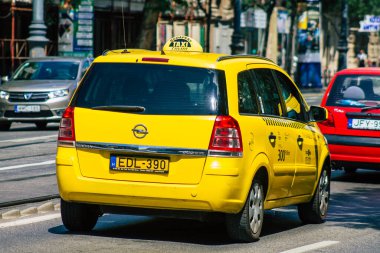Budapeşte Macaristan 15 Temmuz 2020 Budapeşte 'nin başkenti ve Macaristan' ın en kalabalık şehri olan Budapeşte sokaklarında seyahat eden yolcular için geleneksel sarı bir Macar taksisine bakınız.
