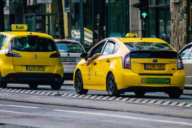 Budapeşte Macaristan 15 Temmuz 2020 Budapeşte 'nin başkenti ve Macaristan' ın en kalabalık şehri olan Budapeşte sokaklarında seyahat eden yolcular için geleneksel sarı bir Macar taksisine bakınız.